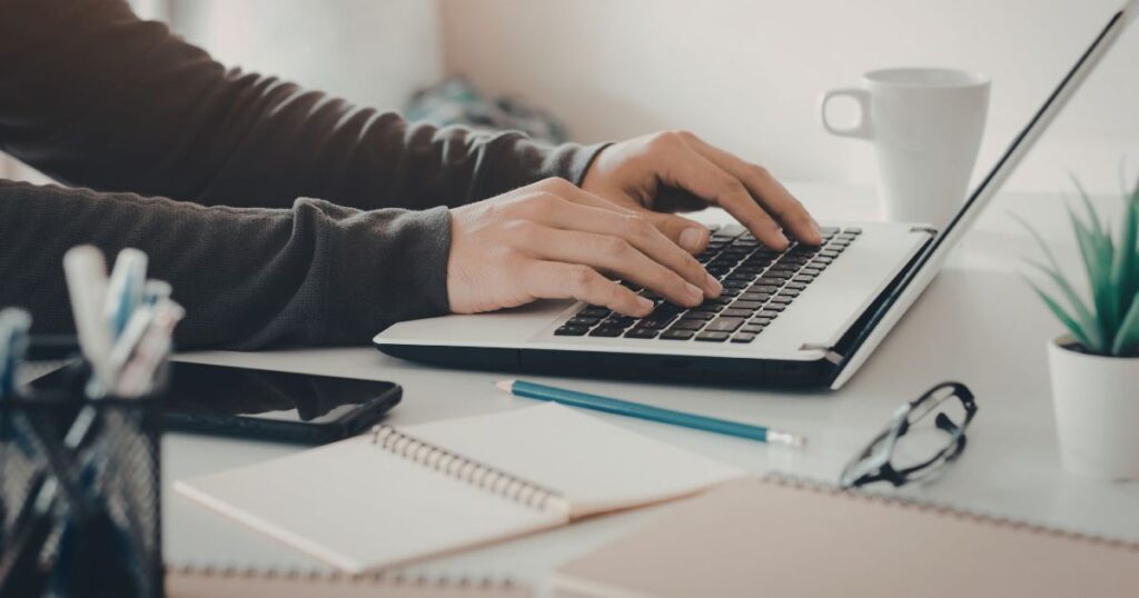 デスクワークをする人