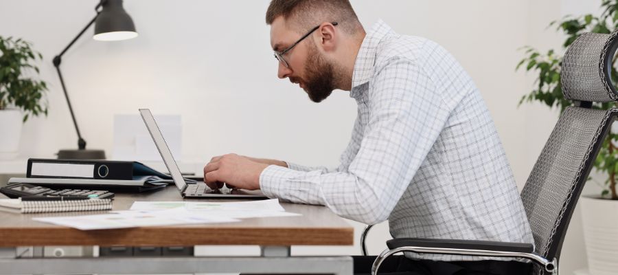 デスクワークの悪い姿勢