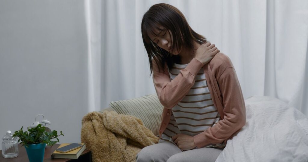 肩こりに悩む女性
