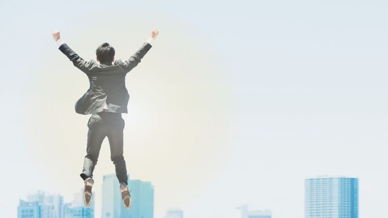 深呼吸してリフレッシュするビジネスマン