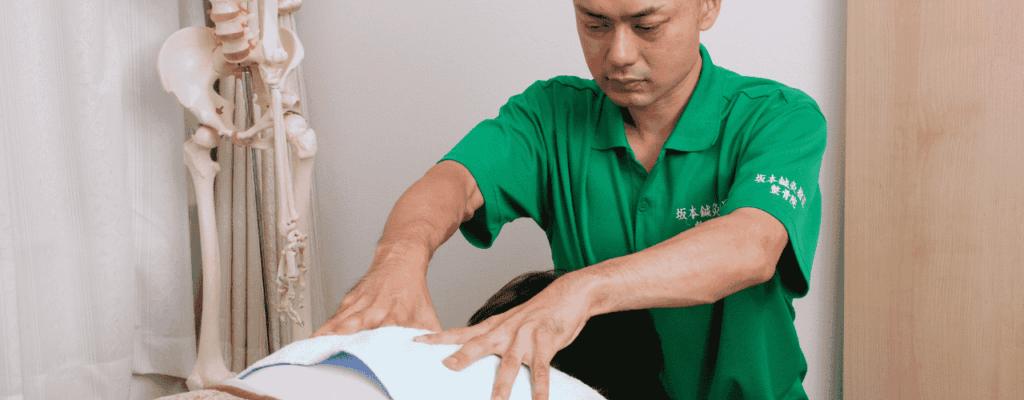 坂本鍼灸指圧治療院の指圧マッサージの様子